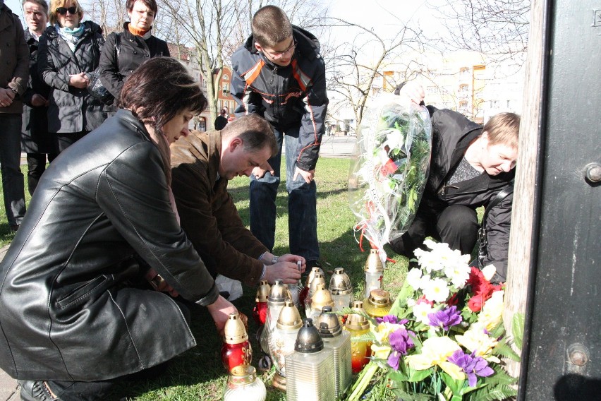 Człuchów. O godz. 8.56 mieszkańcy złożyli hołd ofiarom katastrofy pod Smoleńskiem (zdjęcia)
