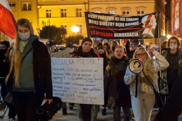 - Chcemy mieć wybór i władza nie może nam go odbierać! - grzmiały w poniedziałek mieszkanki Brzegu.