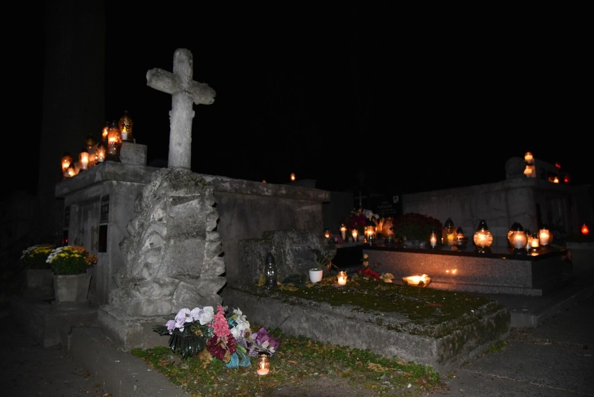 Stary Cmentarz w Jarosławiu nocą