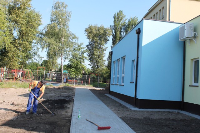 Trwają ostatnie prace przy budynku przedszkolnym dobudowanym do Szkoły Podstawowej nr 13