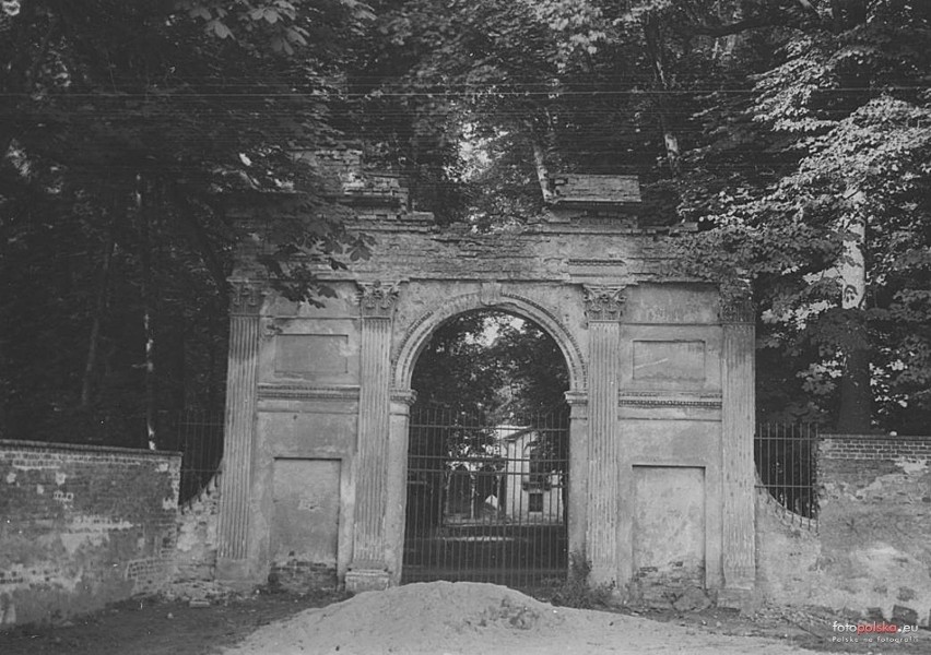 Brama Rzymska -Brama ogrodowa z XVIII wieku - na fotografii...