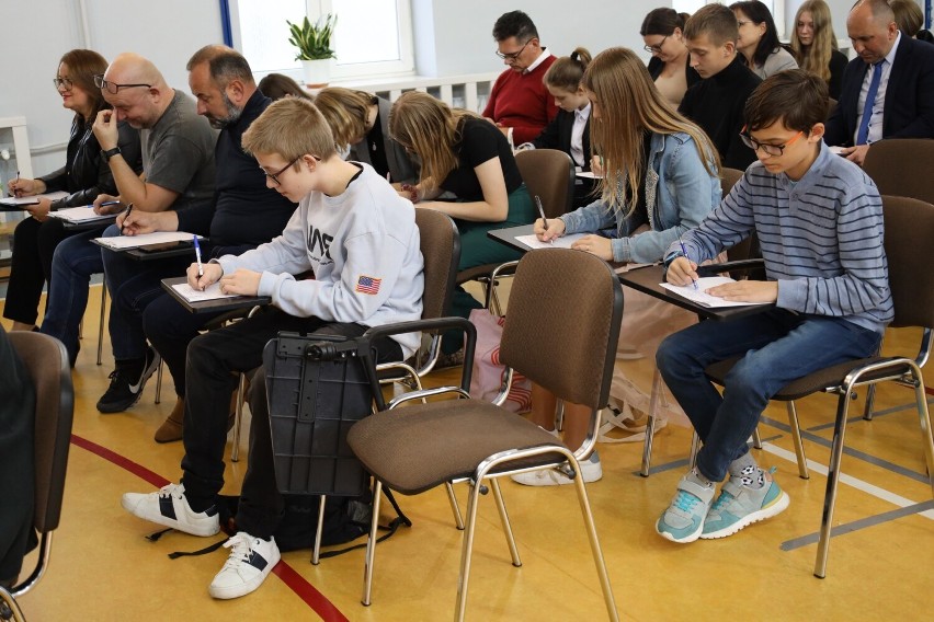Jubileuszowe dyktando w PSP 4 w Radomsku. Pisali uczniowie, absolwenci, samorządowcy i urzędnicy. ZDJĘCIA
