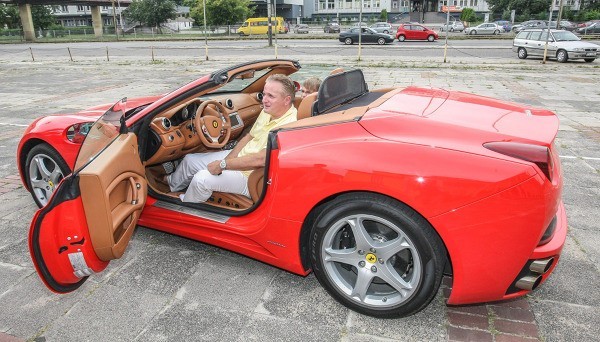 Nowe ferrari california cabrio Piotra Misztala zarejestrowane jest w Niemczech, bo Piotr Misztal właśnie w tym kraju jest obecnie zameldowany.

Jak twierdzi Piotr Misztal ubezpieczenie auta w Niemczech kosztowało 1,5 tys. euro, trzy razy mniej niż w Polsce.&#8233;