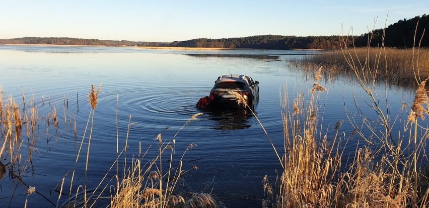 Gmina Chojnice. Kierowca SUV-a wjechał do jeziora (zdjęcia)