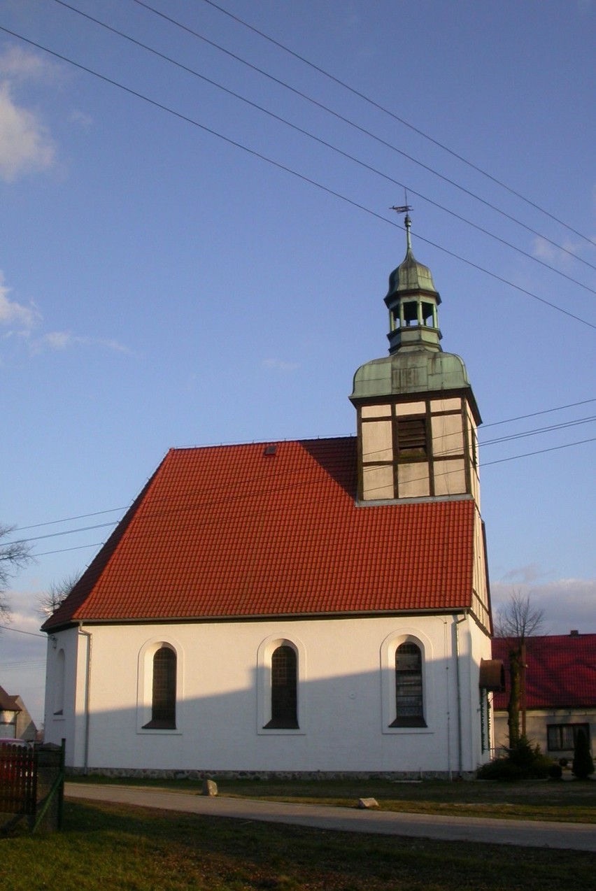 Łupowo. Neobarokowy kościół z szachulcową wieżą z 1909 r.