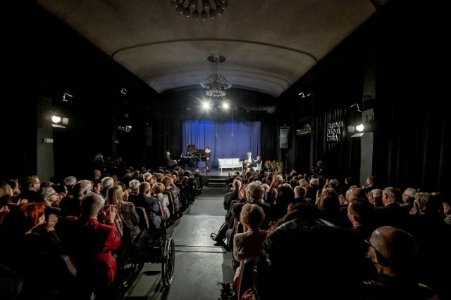 Centrum Kultury Zamek, Estrada Poznańska (na zdjęciu), Teatr Muzyczny, Teatr Ósmego Dnia, Teatr Animacji, Centrum Sztuki Dziecka oraz Wydawnictwo Miejskie Posnania zapraszają do wzięcia udziału w naborze do „Ciąg dalszy nastąpi… Konkurs dla ludzi kultury – część 2”. To konkurs adresowany do artystów, animatorów, edukatorów oraz pracowników obsługi technicznej i medialnej, którzy w wyniku pandemii, a co za tym idzie wielu obostrzeń nałożonych na sektor kultury, znaleźli się w trudnej sytuacji materialnej.