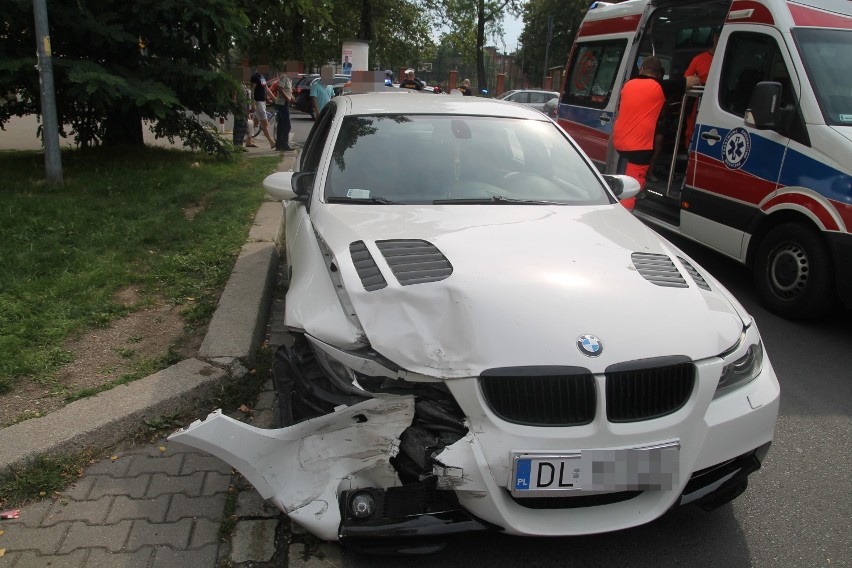Wypadek na ul. Chojnowskiej w Legnicy. Kierowca BMW był pijany [ZDJĘCIA]