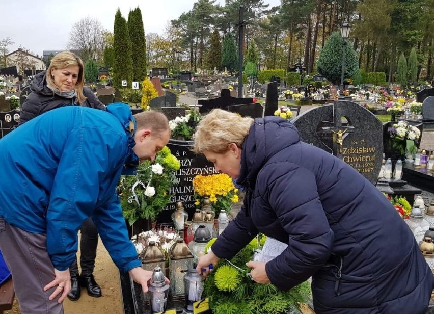 Dzień Zaduszny we Władysławowie (2019). Członkowie Zrzeszenia Kaszubsko-Pomorskiego Władysławowo odwiedzili groby swoich byłych c | ZDJĘCIA