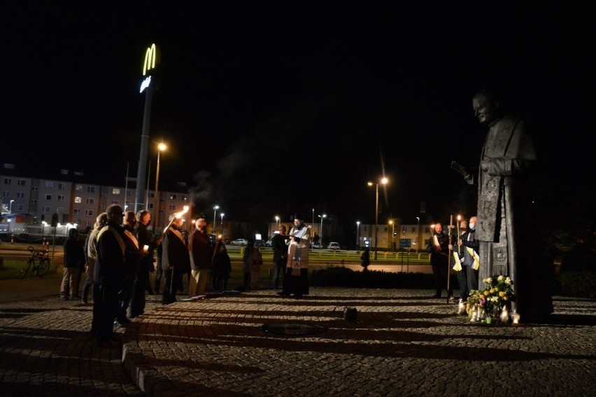 Lębork. Dziś 43. rocznica wyboru Karola Wojtyły na papieża. Wieczorem modlitwa przy pomniku