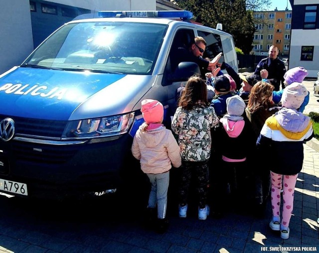 W trakcie wizyty przedszkolaków w sandomierskiej komendzie policji