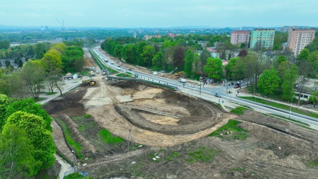 Pętla usytuowana jest między cmentarzem z os. Na Wzgórzach