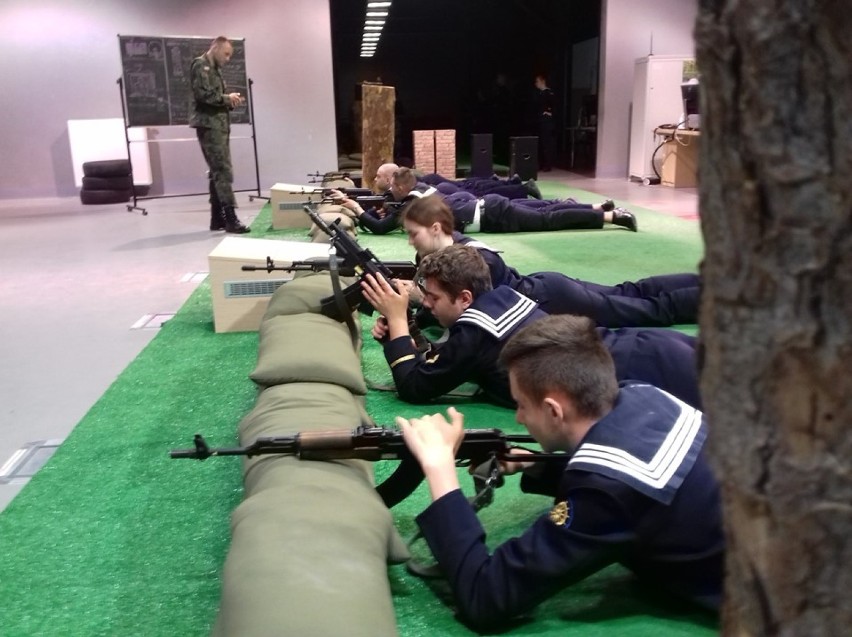 Uczniowie Szkoły Morskiej w Darłowie na szkoleniu strzeleckim [ZDJĘCIA]
