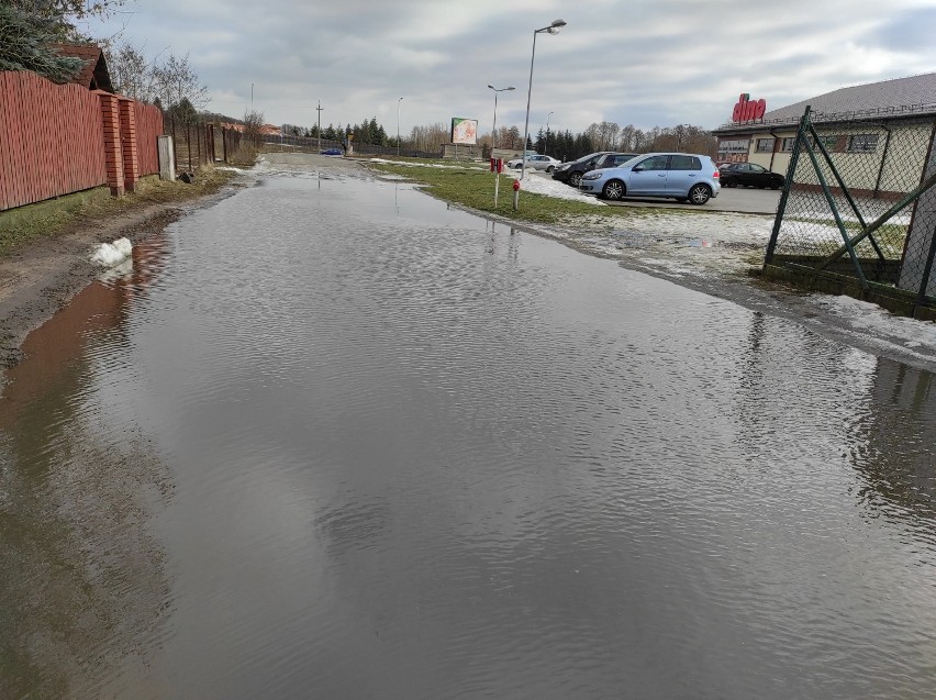 Ulicą nie tylko trudno przejechać, ale nawet przejść!