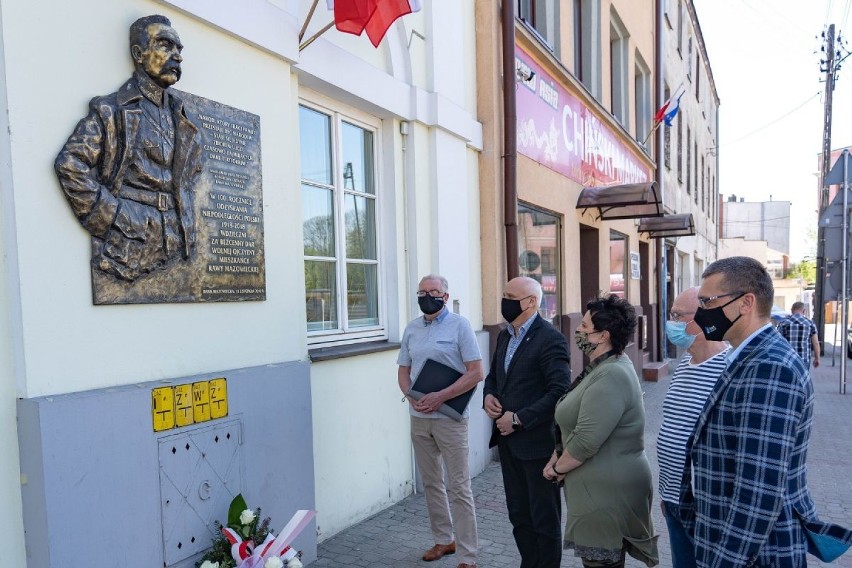 Kwiaty pod tablicą Piłsudskiego w Rawie