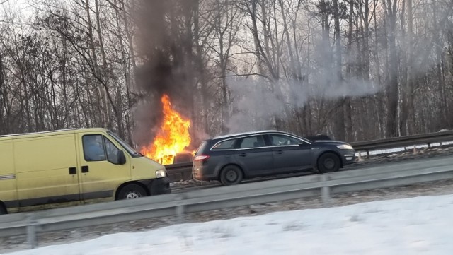 Kolizja na al. Roździeńskiego w Katowicach. Jeden z pojazdów zapłonął. Na szczęście, nic nikomu się nie stało.