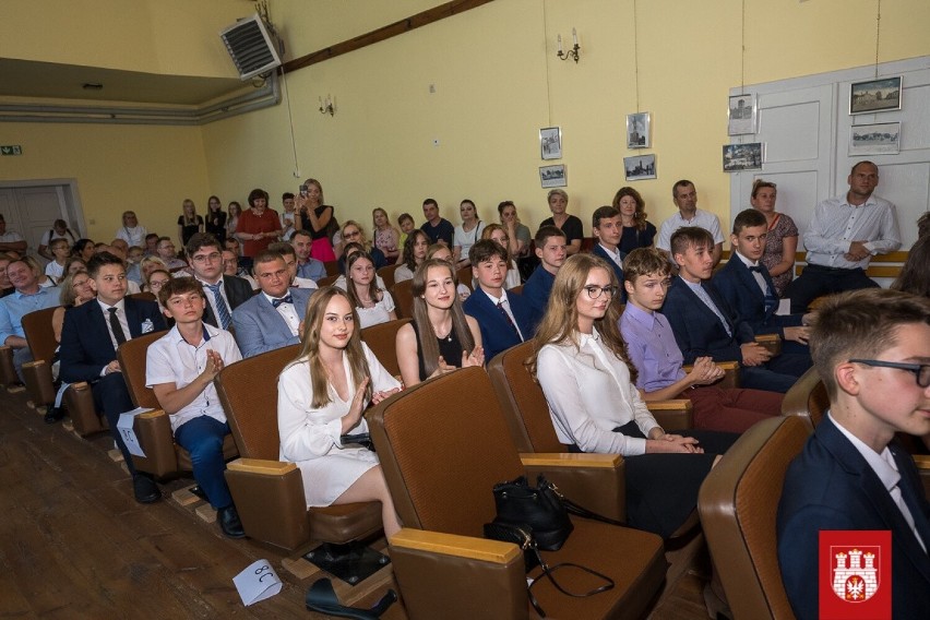 Zakończenie roku szkolnego w placówkach na terenie powiatu zgierskiego. ZDJĘCIA