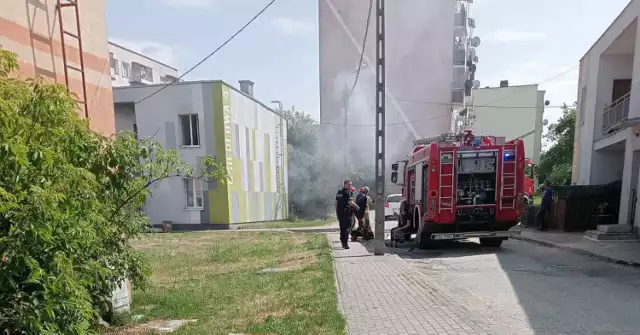 Jedna osoba została zabrana do szpitala. Co było przyczyną pożaru w mieszkaniu w  Aleksandrowie Kujawskim ustali policja.