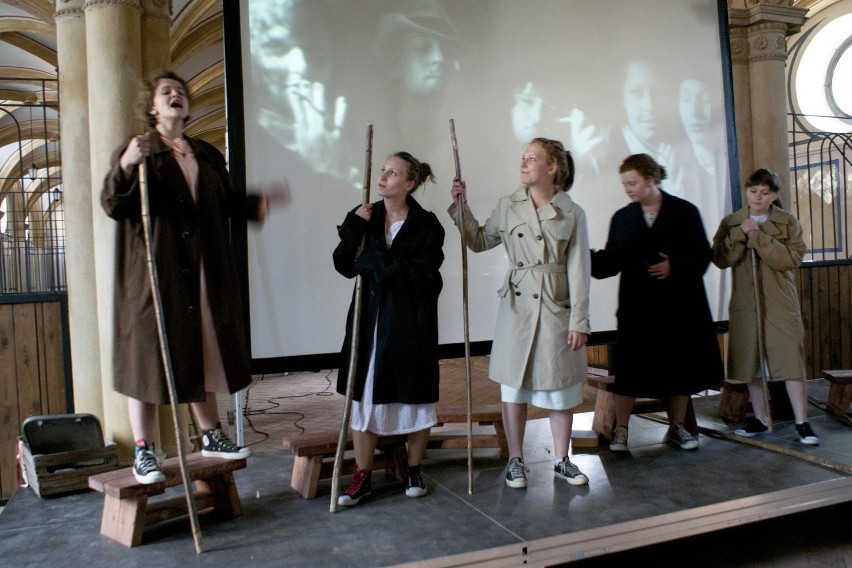 W czwartek w Stajnaich Książęcych w Pszczynie podopieczni POPP wystawili sztukę Sejm Kobiet