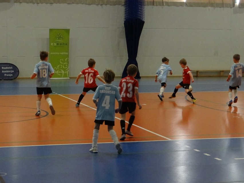 Drugi dzień ESBANK CUP w Radomsku, grają piłkarze z rocznika...