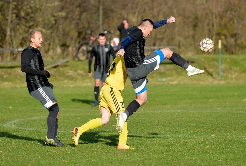 Motor Grochowce (żółte) przegrał w Krównikach 0:3.