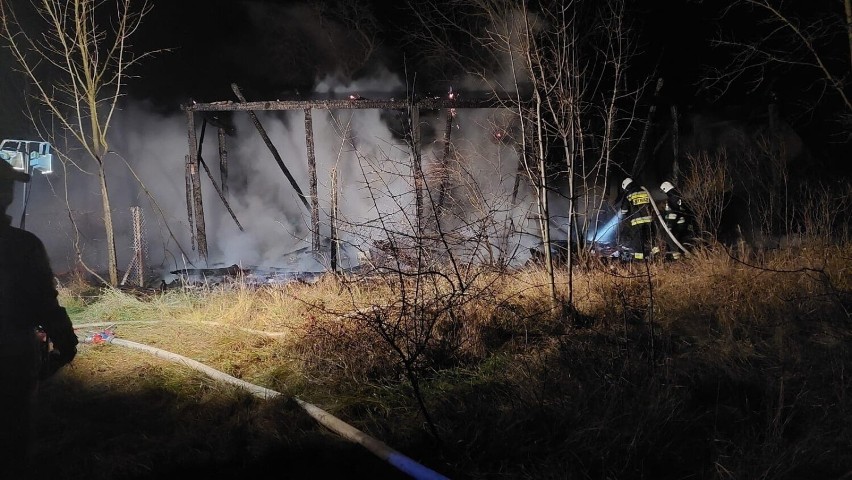 W wyniku pożaru doszczętnie spłonęła stodoła oraz częściowo...