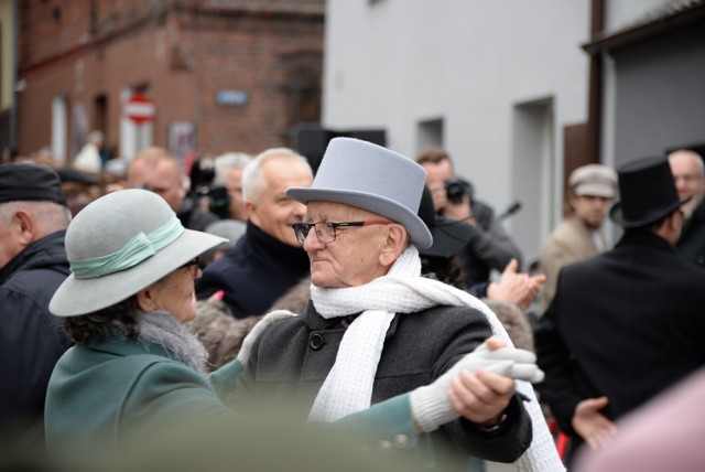 Część historyczno-edukacyjna wydarzenia zostanie zwieńczona retro potańcówką do polskich przebojów lat 20. i 30. ubiegłego wieku.