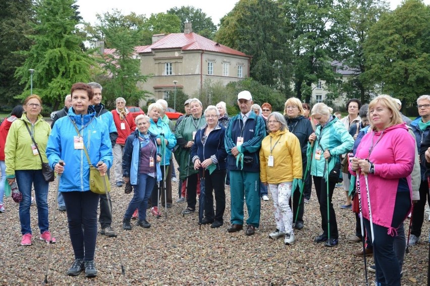 Pogoda nie odstraszyła seniorów, pomaszerowali już po raz siódmy [ZDJĘCIA]