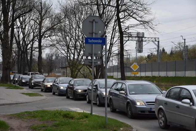 Ulicą Tuchowską codziennie przejeżdżają tysiące kierowców, którzy docierają do Tarnowa z miejscowości położonych na południu powiatu. W godzinach szczytu na wlotowej do miasta trasie tworzą się korki.