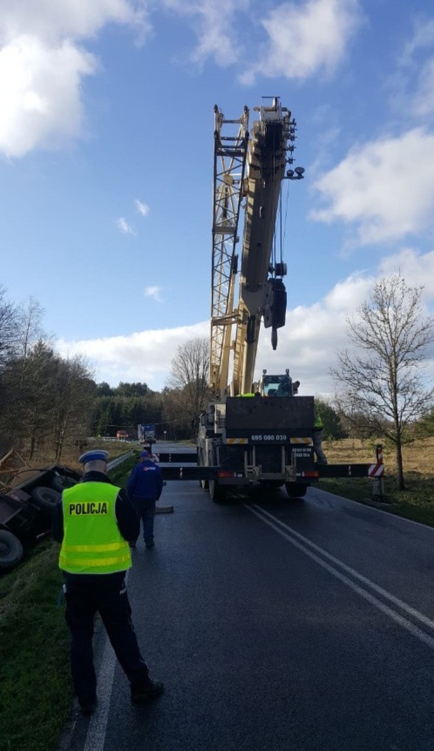 Wypadek koło Radacza. Dźwig stoczył się ze skarpy [zdjęcia]