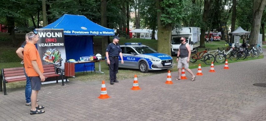 Wakacyjne spotkania wieluńskich policjantów z dziećmi i młodzieżą