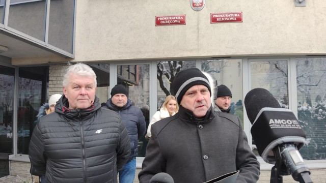 Konferencja prasowa przed Prokuraturą Okręgową w Piotrkowie w sprawie zatrzymań rolników i weterynarzy, 13.12.2021
