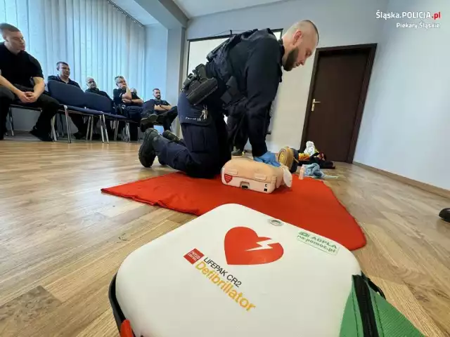 Policjanci z Piekar Śląskich ćwiczyli udzielenia pierwszej pomocy oraz korzystania z urządzenia AED