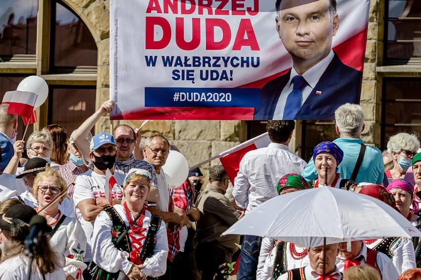 Andrzej Duda w Wałbrzychu. Tłumy zwolenników i przeciwników na placu Magistrackim (ZDJĘCIA i FILM)