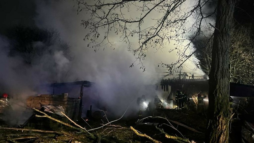 W Węgrowie płonął drewniany budynek gospodarczy. Płomienie...