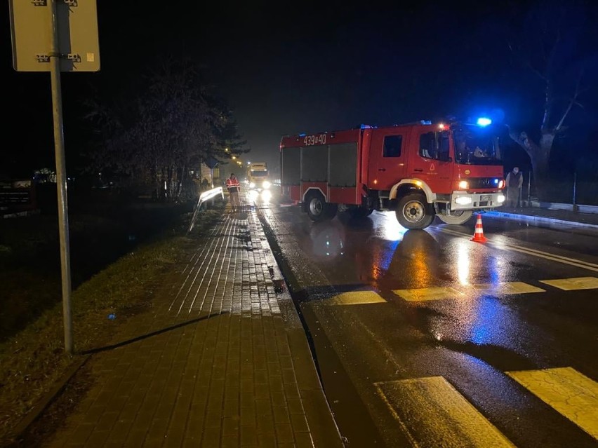 Groźny wypadek w Szczucinie. Samochód potrącił mężczyznę na przejściu. 59-latek z licznymi złamaniami trafił do szpitala [ZDJĘCIA]