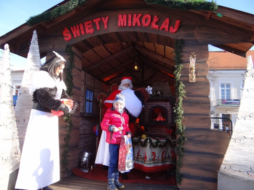 Wieluń: Święty Mikołaj oblegany na Placu Legionów. Zapłonęła też choinka![Zdjęcia]