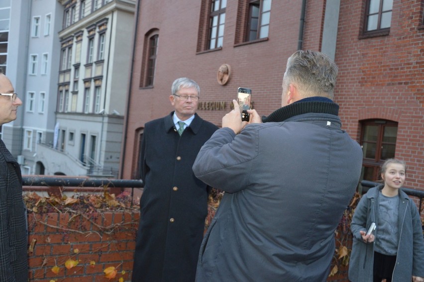 Posąg Joanny Gryzik otaczają: hrabia Hans Ulrich...