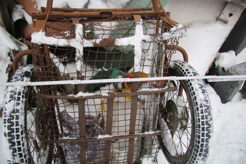 Ślady pozostawione na śniegu przez wózek dwukołowy,...