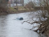ŻAGAŃ. Volkswagen stoczył się do rzeki. Samochód wyciągnęli strażacy [ZDJĘCIE CZYTELNIKA]
