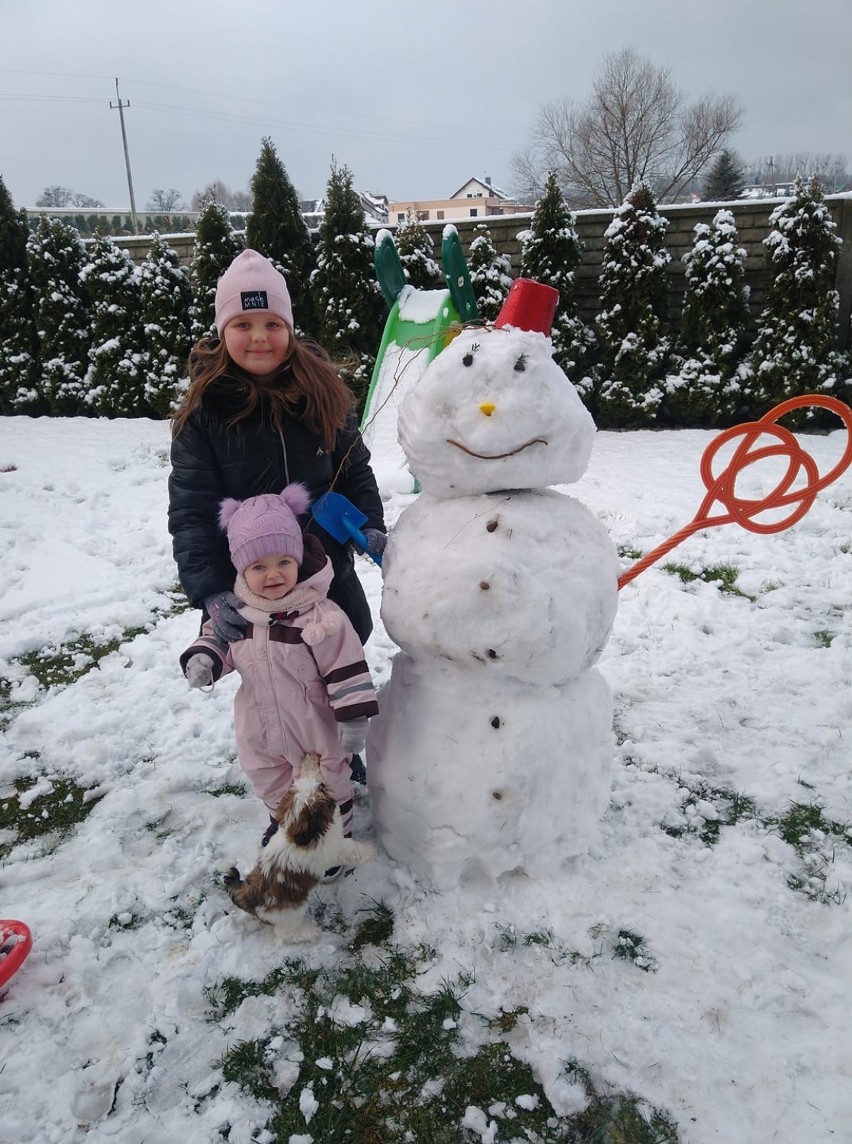 Zima w Grodzisku: Śnieg przede wszystkim cieszy dzieci. Zobaczcie ich dzieła!