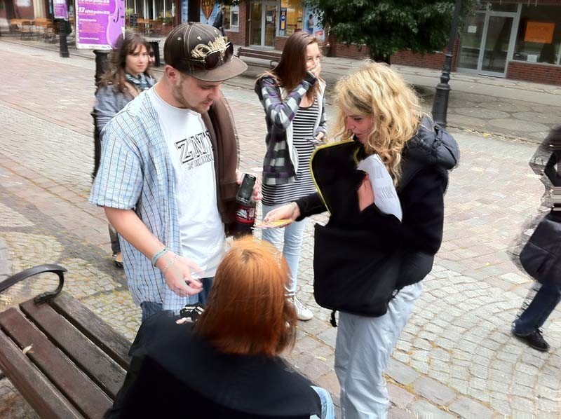 Słupsk. Dzień Przytulania - FlashMob na ulicach miasta