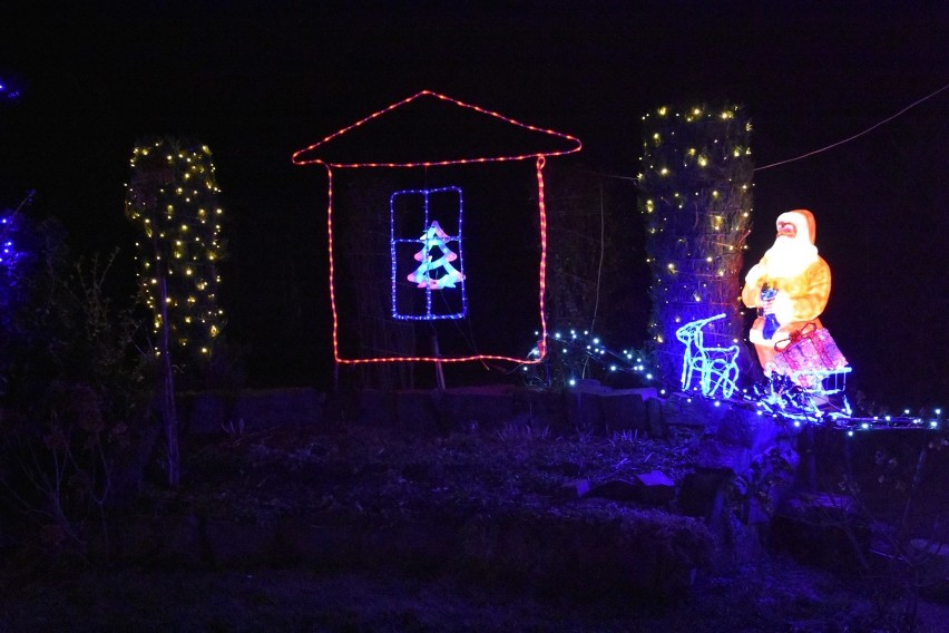 Sękowa. Świąteczne iluminacje wokół domu pana Zdzisława są radością dla rodziny, ale też mieszkańców [ZDJĘCIA]