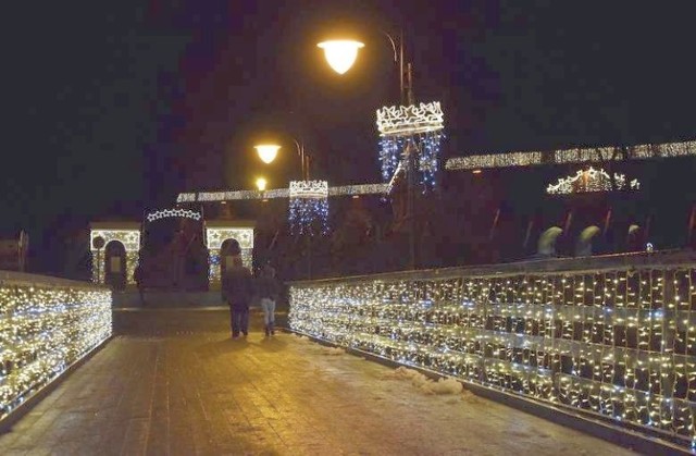 Mostek nad stawkiem w pobliżu tężni solankowych w inowrocławskim Parku Zdrojowym