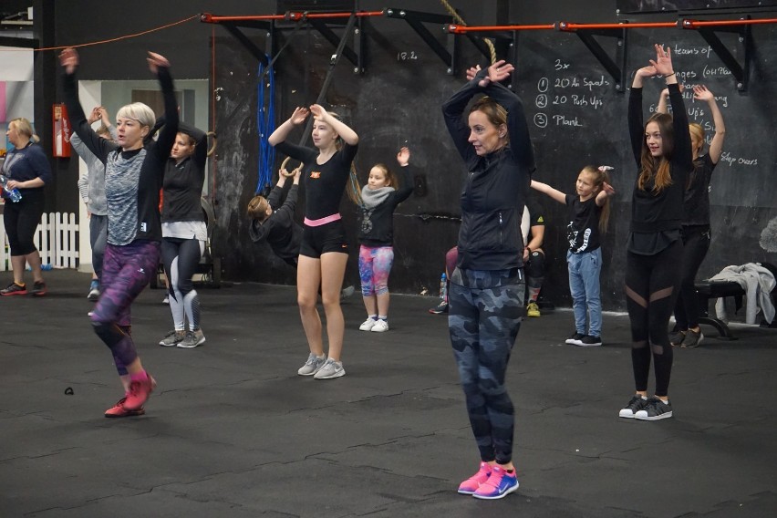 Charytatywny trening fitness w Fire House. Bydgoszczanie wyciskali siódme poty dla chorej Zuzi [zdjęcia, wideo] 