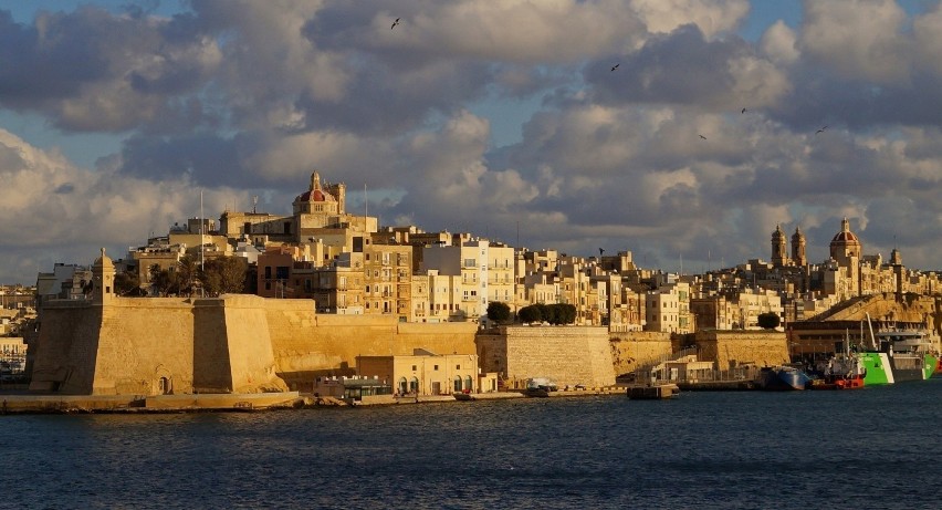 Ciekawym pomysłem na tani city break jest Malta. Na wyspę z...