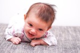 Rozwój ruchowy dziecka – kiedy maluch siada, raczkuje, wstaje i zaczyna chodzić? Sprawdź, czy twój niemowlak rozwija się prawidłowo