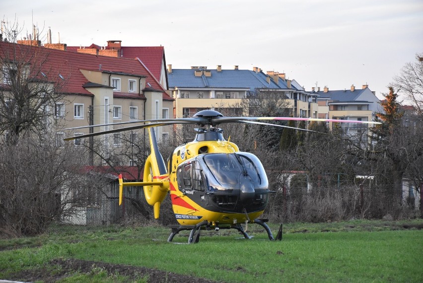 Malbork. Śmigłowiec LPR lądował na polu przy ul. Zakopiańskiej. Pomocy potrzebowała kobieta