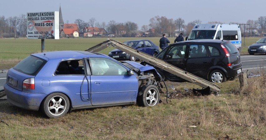 Wypadek na DK 22 koło Kończewic. Audi wjechało w opla, 3 osoby ranne  [FILM i ZDJĘCIA]