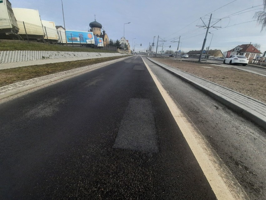 Dziury w Kostrzyńskiej już zostały zalane asfaltem.