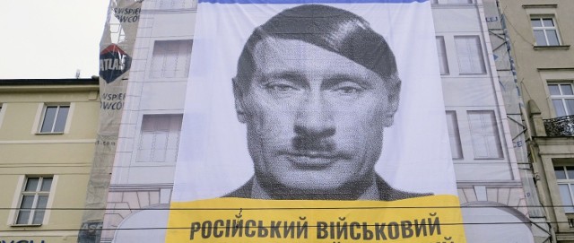 Ogromny baner z wizerunkiem Władimira Putina zawisł w centrum Poznania, przy placu Wolności. Zobacz zdjęcia --->